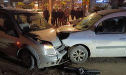 Hafif Ticari Araçlar Çarpıştı, Ambulanslar Seferber Oldu