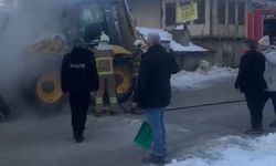 İş Makinesi Alev Aldı, Vatandaşlar Karla Söndürmeye Çalıştı
