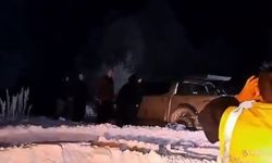 Kar Altında Kalan Araç Çıkarıldı; 6 Kişi Kurtarıldı