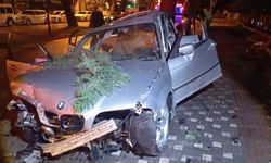 Kontrolden Çıkan Otomobil Ağaca Saplandı, 2 Ağır Yaralı!