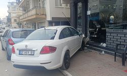 Kontrolden Çıkan Otomobil Kuaför Dükkanına Daldı!