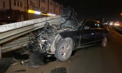 Otomobil Bariyere Saplandı, Araç Hurdaya Döndü!