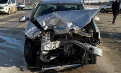 Trafik Kazası: Panelvan Minibüs ile Otomobil Çarpıştı