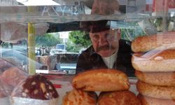 Ünlü Oyuncu Simit Satarak Geçiniyor