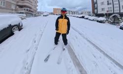 Yoğun Kar Yağdı, O İşe Kayarak Gitti