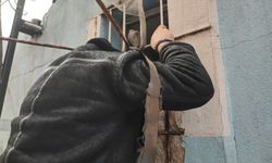 Demir Şebekeyi Yamultup Küçük Pencereden Girdi: Sadece iPhone’ları Çalıp Kaçtı!