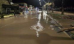 DERE TAŞTI, ARAÇLAR SUYA GÖMÜLDÜ!