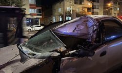 Kırmızı Işıkta Bekleyen Tıra Çarpan Sürücü Araçta Sıkıştı