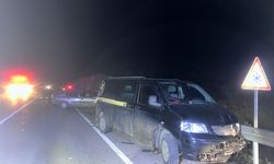 Minibüs ile Otomobil Kafa Kafaya Geldi! 4 Kişi Hastanelik Oldu