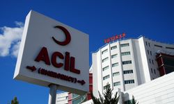 Sanayi Kavşağı’nda kaza! Otomobil beton bariyere çarptı