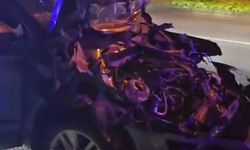 Temizlik Kamyonetine Çarpan Otomobil Hurdaya Döndü