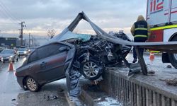 Yağışlı Yolda Korkutan Kaza: Bariyerlere Saplanan Otomobilde Sürücü Yaralandı!