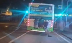 Yürekleri Ağza Getiren Anlar: Çocuklar Hareket Halindeki Otobüse Tutundu