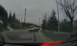 Kamyon Takla Attı, Refüjdeki Ağaçları Söküp Malzemeleri Yola Saçtı!