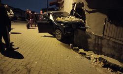 Lüks Araç Eve Çarptı: BMW Duvarın Üzerinde Asılı Kaldı!