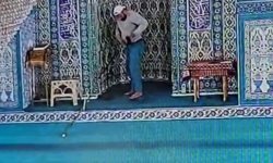 Oltayla Camiye Girdi, Mikrofonları Çalıp Kaçtı!