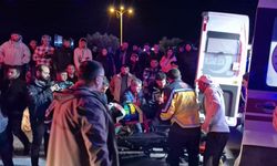 Otomobil İş Yerine Girdi, Yaralılar Güçlükle Kurtarıldı