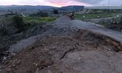 Selendi-Kula Yolunda Çökme: Ulaşıma Kapatıldı