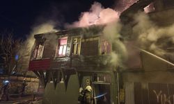 Tarihi Binada Korkutan Yangın: Alevler Yan Binaya Sıçradı