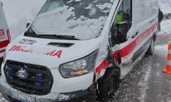 Ambulans ile Otomobil Çarpıştı: 3 Kişi Yaralandı!