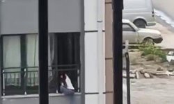 Camdan Çıktı, Korkuluklarda Gezinmeye Başladı!