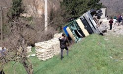 Virajda Kaza: Kamyon Devrildi