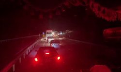 Devrilen Tır Yolu Saatlerce Kapattı