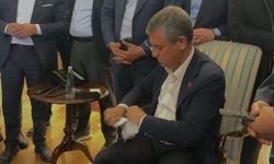 Özgür Özel’den Dikkat Çeken Hamle: Karar Belgesini Yırttı