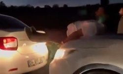 Pes Dedirten Yöntem! İki Aracın Arasında İnsanla Çektiler