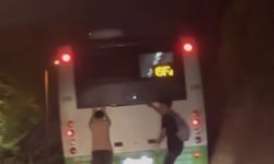 Trafikte Şoke Eden Görüntü: Gençler Otobüs Arkasında!