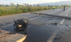 Zincirleme Kaza! Otomobil Devrildi, Motosiklet Direğe Çarptı!