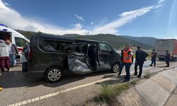 Feci Kaza! Kontrolden Çıkan Römork Minibüse Çarptı