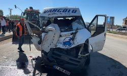 Yüksekova’da Feci Kaza: Minibüs ile Kamyon Çarpıştı, 2 Ölü