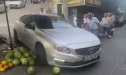 Alkollü Olduğu İddia Edilen Sürücü Pazara Daldı! Karpuzlar Ezildi