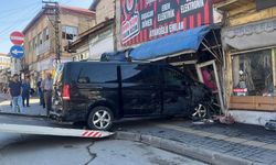 Direksiyon Hakimiyetini Kaybetti! Park Halindeki Araçlara Çarpıp Çay Ocağına Girdi