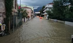 Şiddetli Yağış Cide'yi Vurdu: Ev ve İş Yerlerini Su Bastı