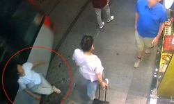Tramvayın Çarptığı Kadın Kamerada! Esnaftan Hız Tepkisi