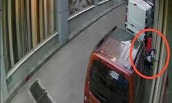 Yerde Yatan Çocuğun Başına Tekme Attı!