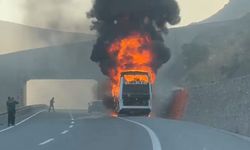 Yolcu Otobüsü Alevlere Teslim Oldu, Patlamalar Kamerada