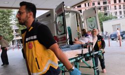 İki Otomobil Çarpıştı, Motosikletli Çift Arada Kalmaktan Son Anda Kurtuldu