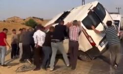 Minibüs Yan Yattı, Vatandaşlar Güç Birliği Yaptı