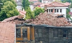 Öğlen Çöktü, Saatler Sonra Yeniden! Bartın’da Tarihi Bina Alarm Veriyor
