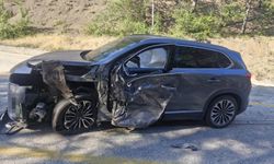 Tır Savruldu, Dorsesi Otomobile Çarptı! Karayolu Savaş Alanına Döndü