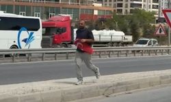 Yolda Türk Bayrağını Gördü, Aracını Hemen Durdurdu