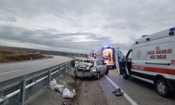 Bariyerlere Çarpan Otomobilde 5 Kişi Yaralandı