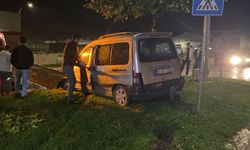 Kaygan Yolda Kontrolden Çıktı, Ağaca Çarptı