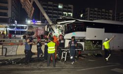 Kontrolden Çıkan Otobüs Alt Geçide Çarptı: 11 Yaralı
