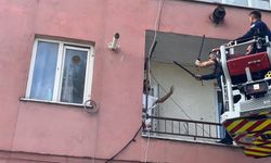 Polisi Görünce Bıçağı Aldı, Kendini Eve Kilitledi!