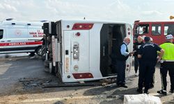 Bariyerlere Çarpan Midibüs Devrildi! Yaralıların Olduğu Bildirildi