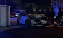 İki Otomobil Çarpıştı, Araçlardan Biri Kaldırıma Çıktı: 4 Yaralı